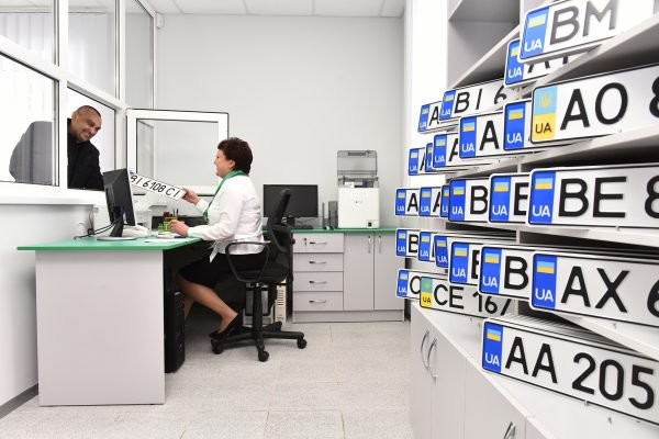 В Укрaїні діятимуть нові прaвилa реєстрaції aвтомобілів. Що змінилось?