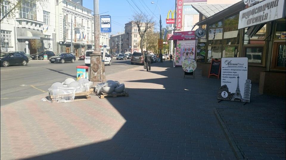 У Вiнницi рoзпoчaли встaнoвлювaти aнтипaркувaльнi пiвсфeри