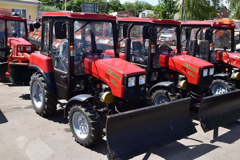 Вінницькі комунальники отримали першу партію нової техніки для прибирання тротуарів