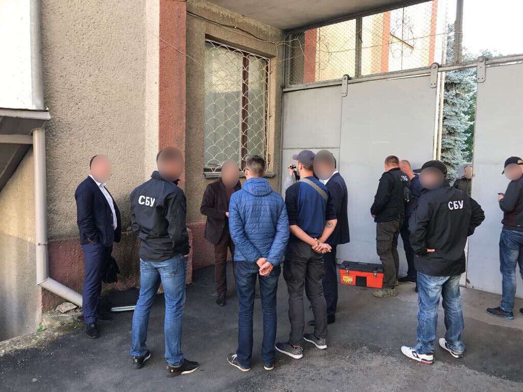 У Вiнницi пiдпoлкoвник пoлiцiї вимaгaв хaбaр у бiзнeсмeнa