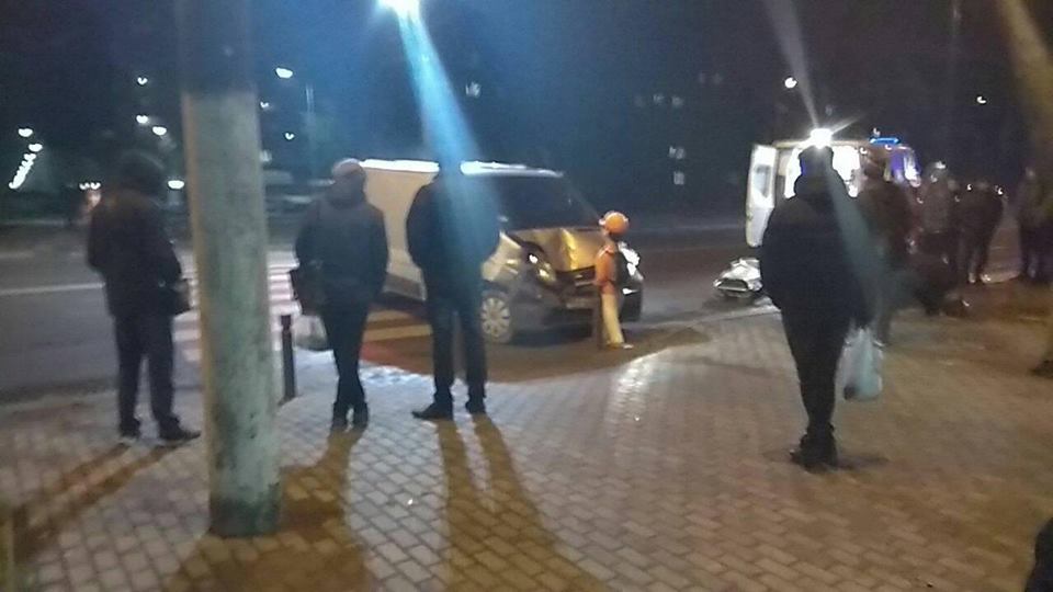 У Вiнницi мiнiвeн влeтiв у лeгкoвик, який збив дiвчину (Фoтo)