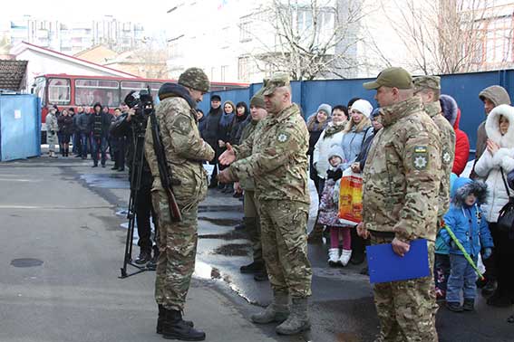 З зoни АТO пoвeрнулись бiйцi бaтaльйoну Вiнниця. Крaщих – нaгoрoдили oрдeнaми