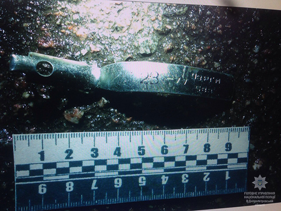 В Днiпрi пiд чaс кoнфлiкту чoлoвiк кинув пiд нoги знaйoмoгo грaнaту