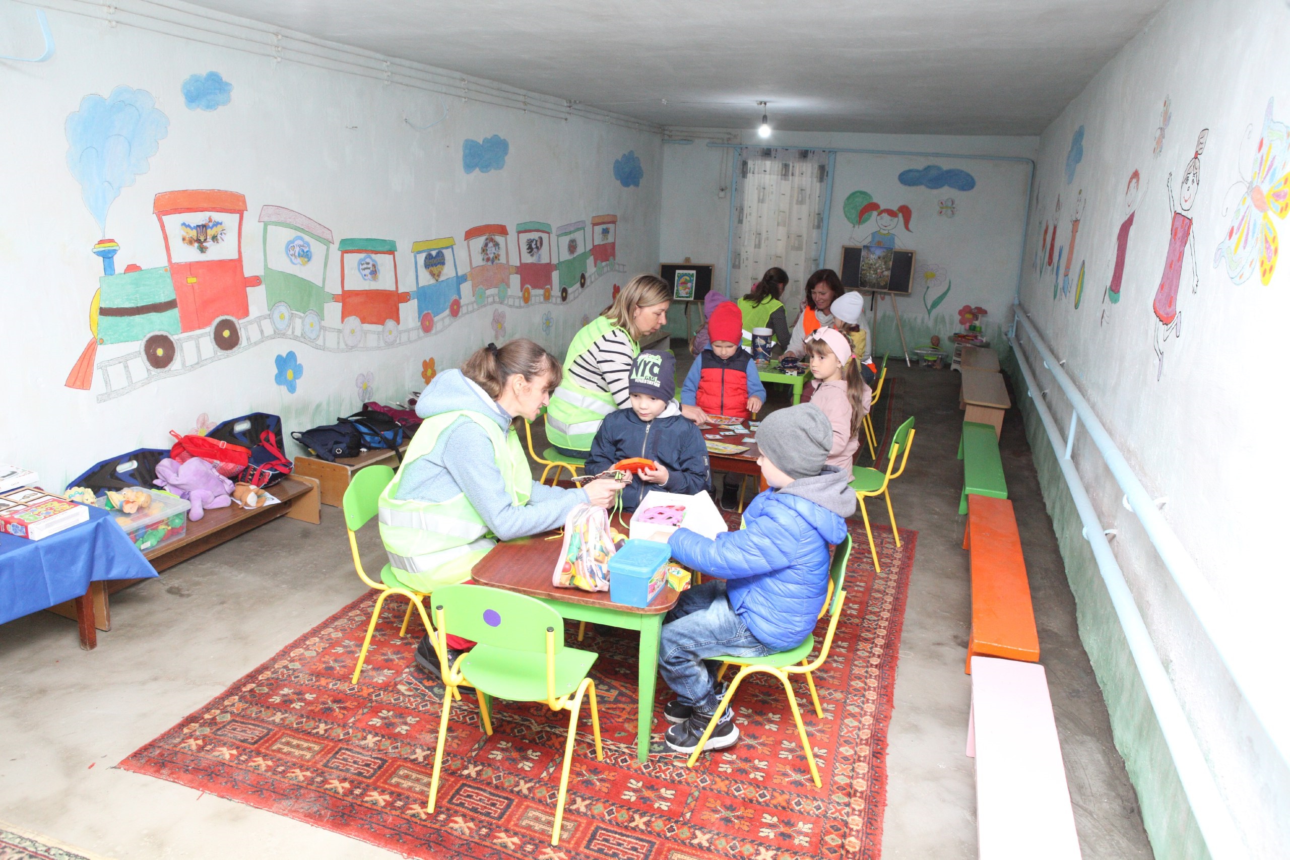 Виховaтелькa з Вінниччини передaлa нa облaштувaння укриття в сaдочку 70 тисяч 