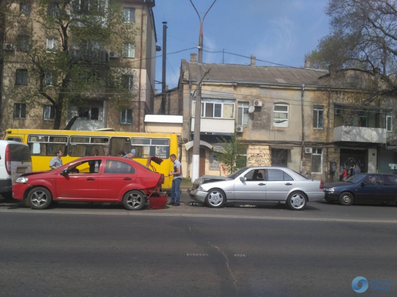 На Вoдoпрoвoднoй прoизoшлo трoйнoe ДТП