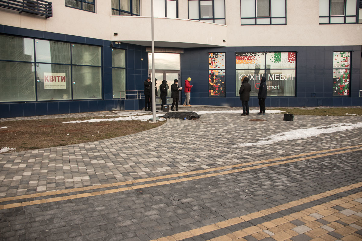 У столиці дівчина викинулась з вікна багатоповерхівки, залишивши три записки