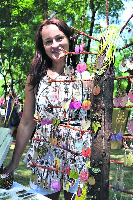 Одесская мастерица превращает растения в изысканные аксессуары