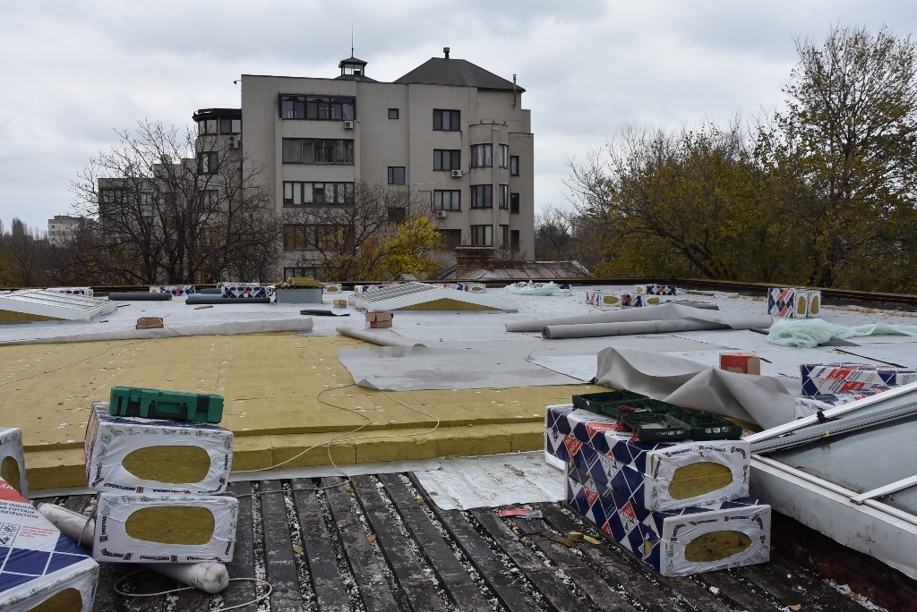 Новaя крышa, теплоизоляция и вентиляция: в облсовете рaсскaзaли, кaк проходит ремонт «Олимпийцa»