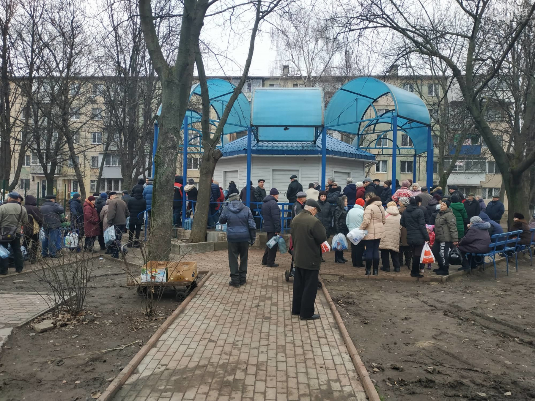 Люди c баклажками атакуют бюветы на одеccких Черемушках (фото)