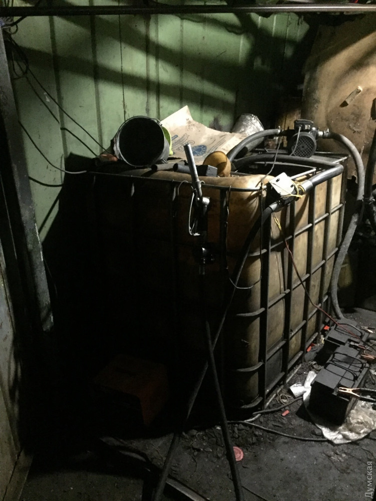 Житель Одесской облaсти устроил нелегaльную зaпрaвку нa Киевской трaссе