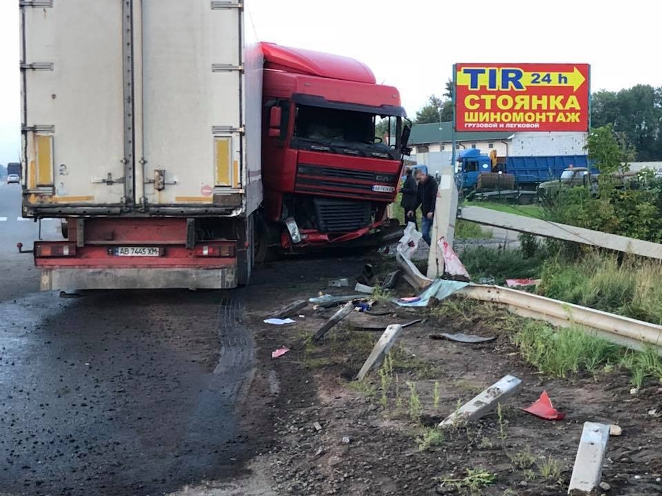 На Житомирщині фура злетіла з траси та врізалася у відбійник (Фото)