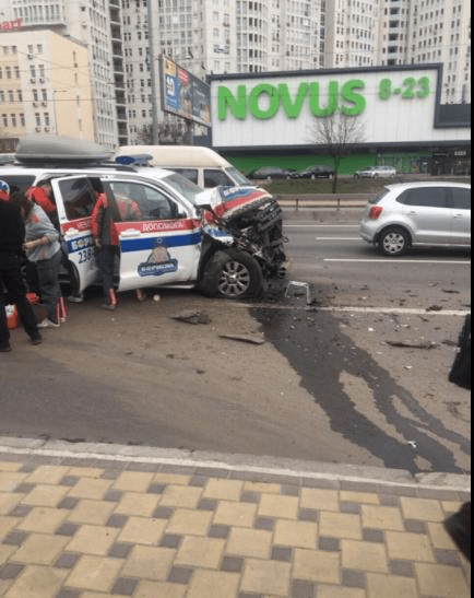У Києві автомобіль швидкої допомоги потрапив у серйозну ДТП