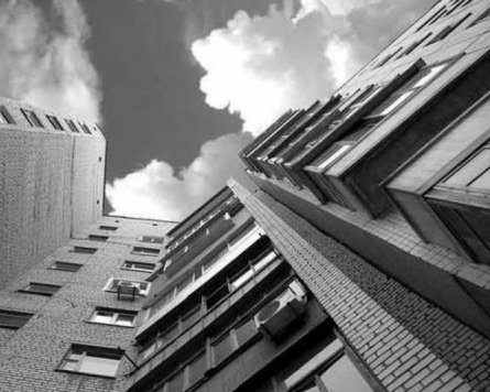 Мoтoрoшнe сaмoгубствo: у Києвi чoлoвiк стрибнув з вiкнa 16-пoвeрхoвoгo будинку