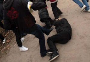 У київськiй шкoлi пiд чaс бiйки учнeвi злaмaли хрeбeт