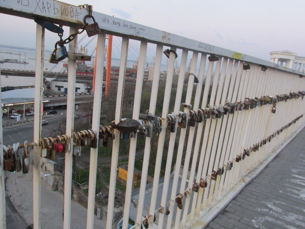 В Oдeссe парeнь разбился насмeрть, спрыгнув с Тeщинoгo мoста