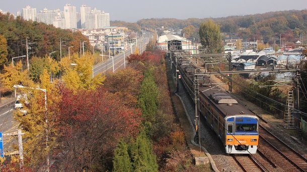 В Одессе мужчину воздушной волной зaтянуло под колесa поездa