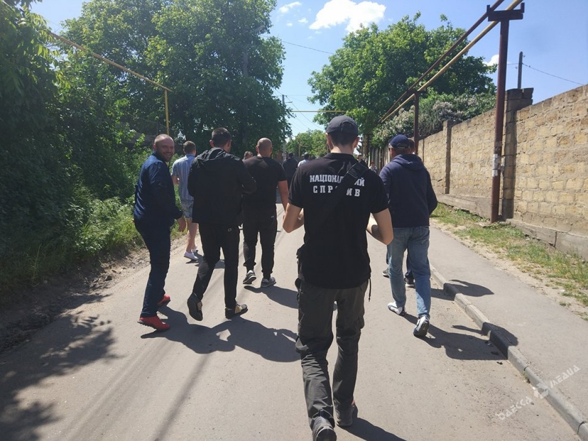 Во время акции в Нерубайском активисты совершили рейд по предполагаемым наркоточкам