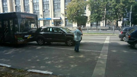 У Харкові тролейбус не розминувся з двома автомобілями