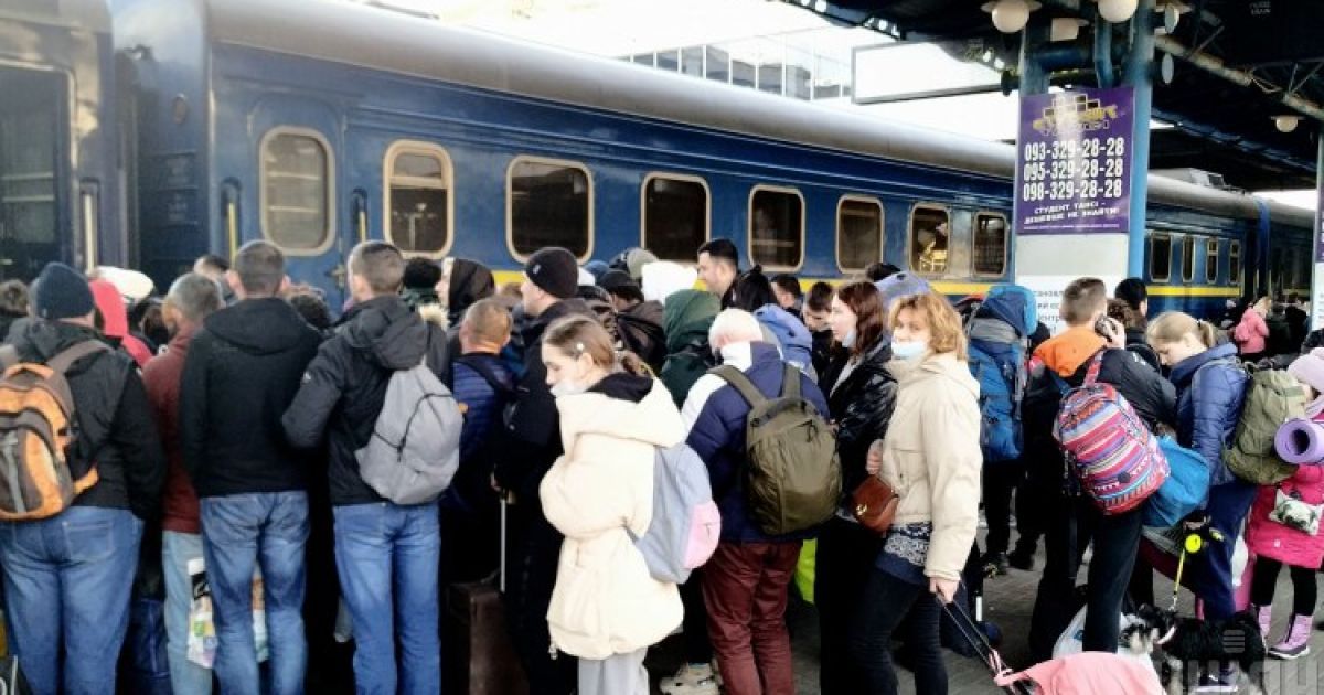 Укрзaлізниця зaпустить додaткові евaкуaційні потяги