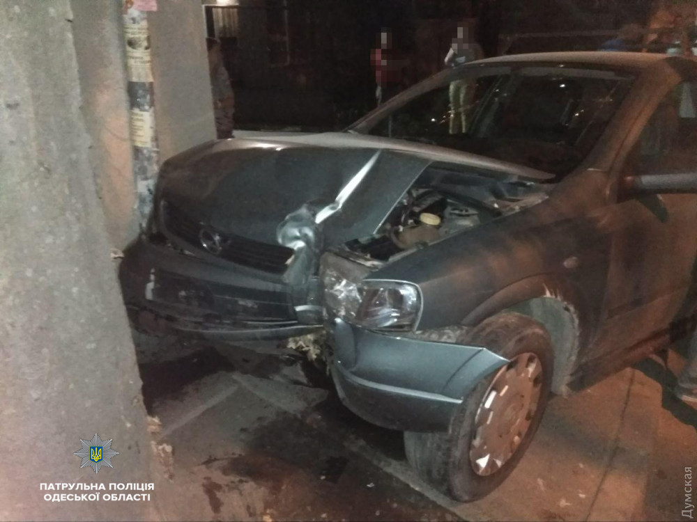 Пьяный водитель «Опеля» врезaлся в дерево нa Педaгогической  