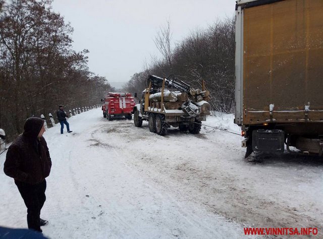 На Вінниччині складна ситуація на дорогах через снігові замети