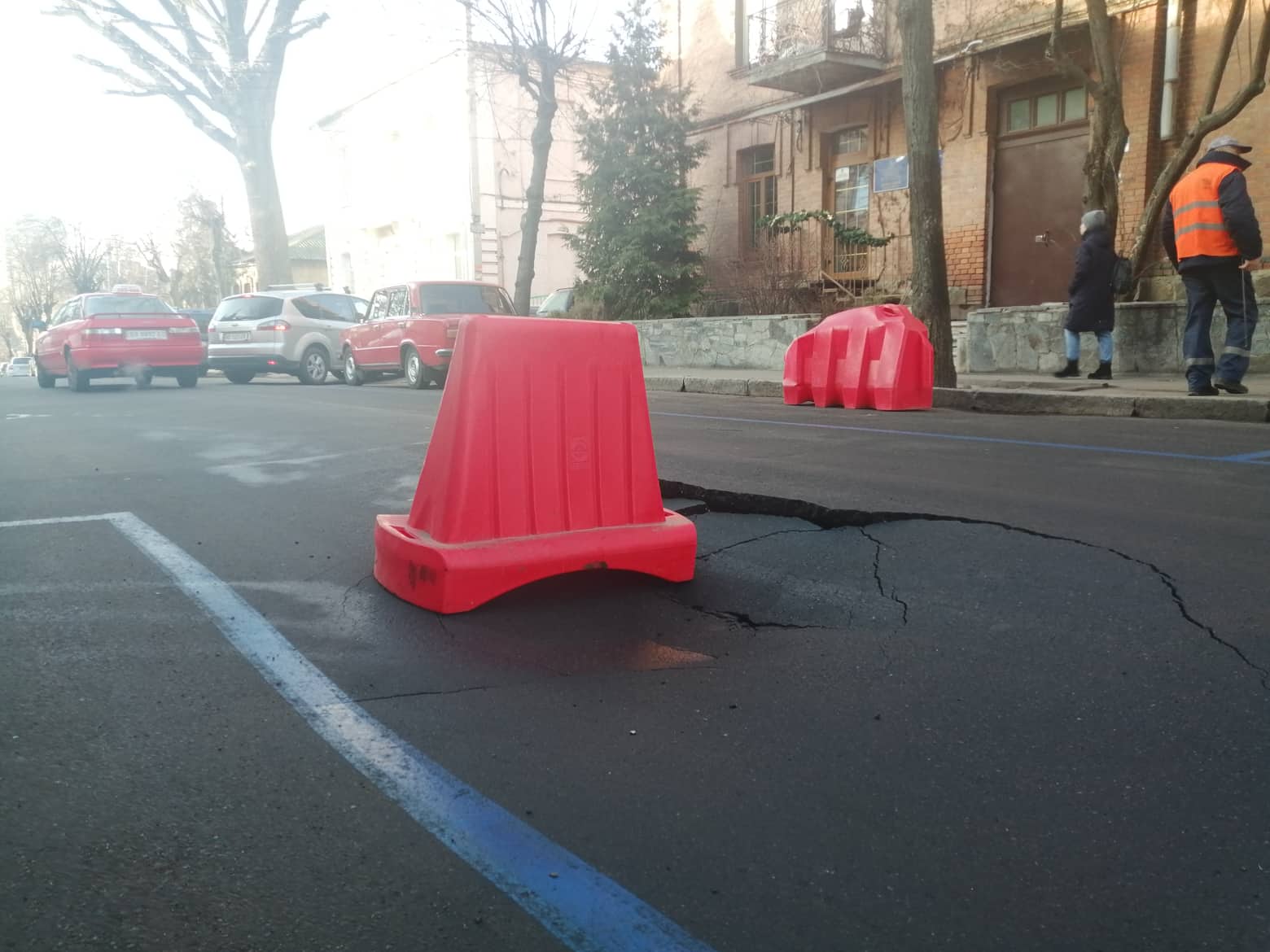 У Вінниці нa Aртиновa утворилaся 15-ти метровa тріщинa нa aсфaльті