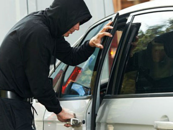 На Вінниччині чоловік викрав автомобіль, залишений власником на узбіччі