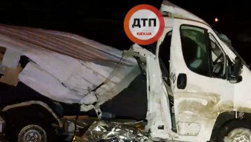 Жахлива ДТП під Києвом: мікроавтобус розірвало від удару з фурою