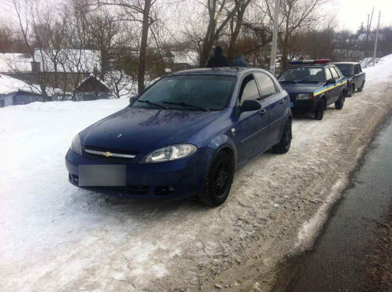 На Вінниччині затримали легковик з підробленими документами