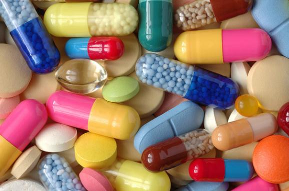 Експерт розповів, як аптеки заробляють на українцях у розпал епідемій