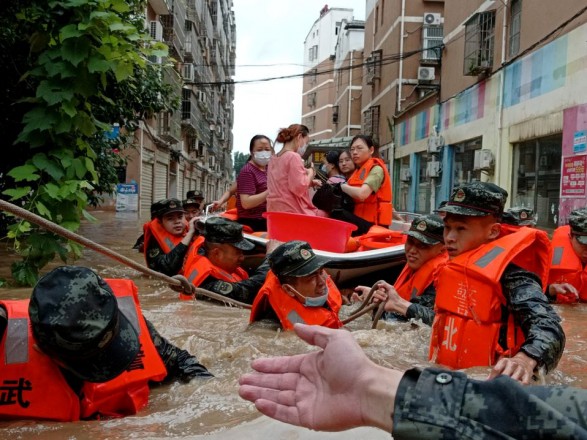 П'ять китайських міст оголосили червоний рівень тривоги через повені