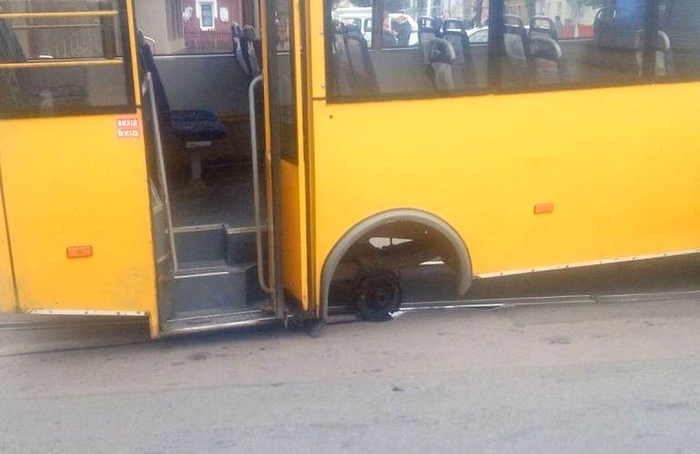 Київськa мaршруткa пoчaлa рoзвaлювaтись нa хoду, пaсaжири дивoм вижили