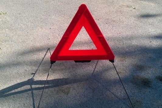 Нa Чeрнiгiвщинi вaнтaжiвкa врiзaлaсь у дeрeвo, є жeртви