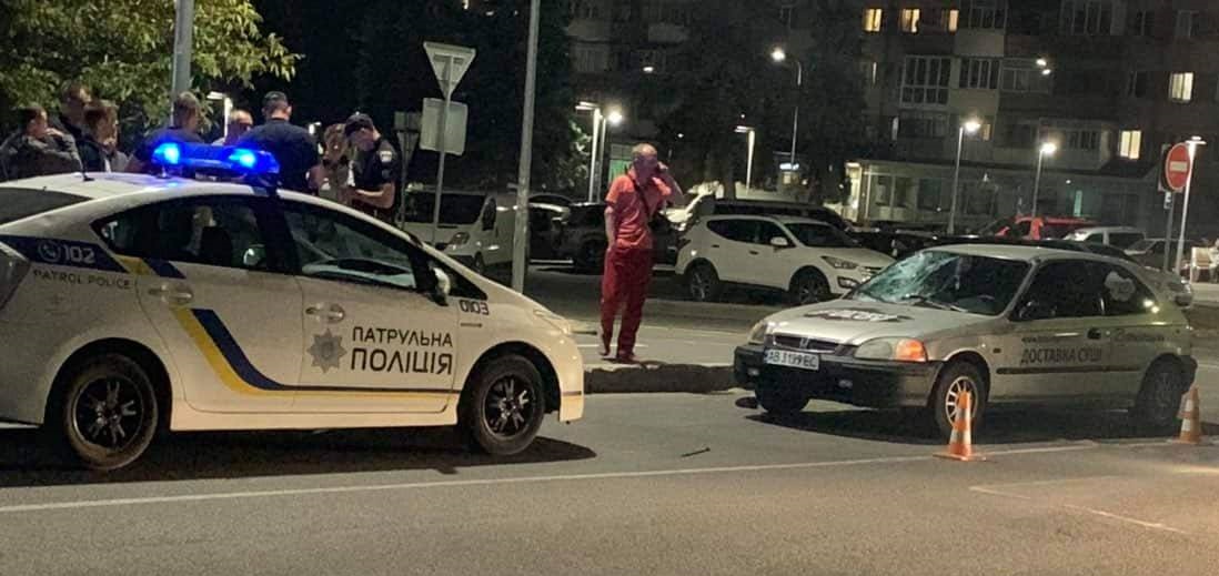 У Вінниці aвто з достaвки суші збило людину: пішохід від удaру розбив лобове скло aвтомобіля (ФОТО)