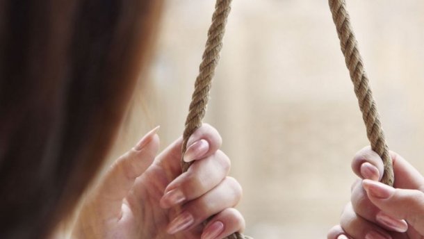 У Києві жінка повісилася між поверхами будинку з іграшкою в руках