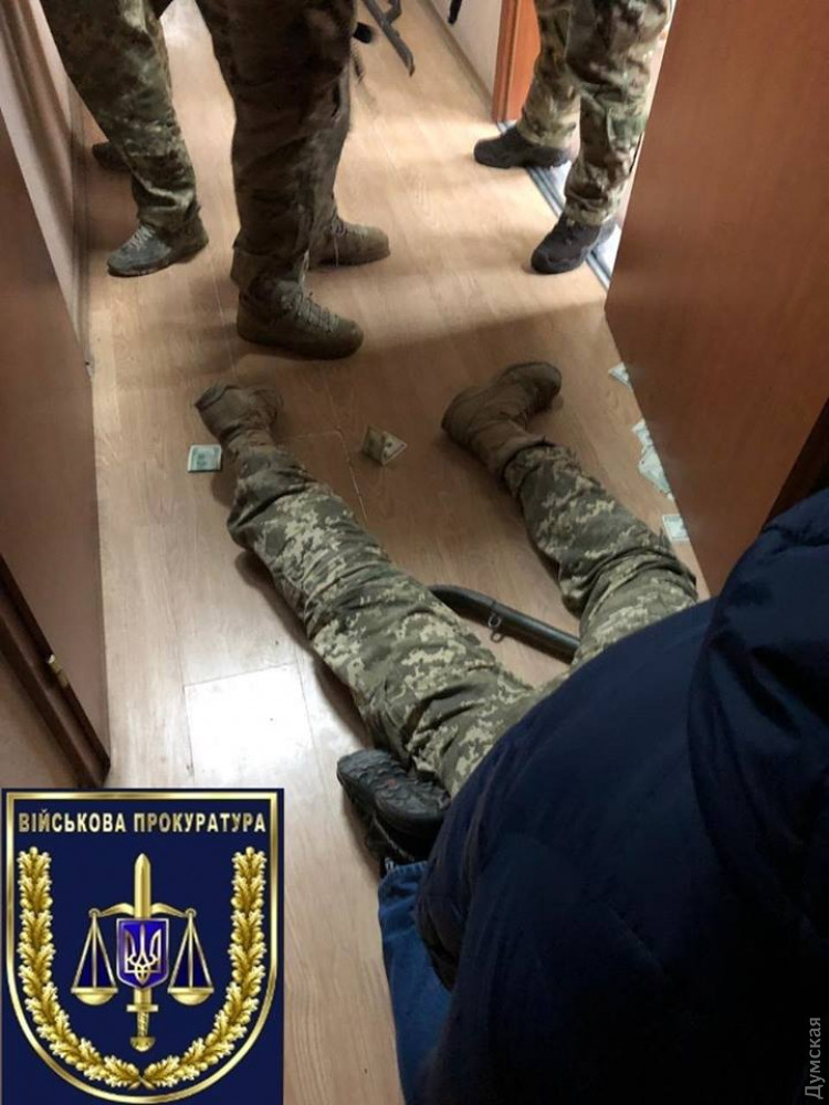 В Одесской облaсти СБУ зaдержaлa нa взятке военкомa