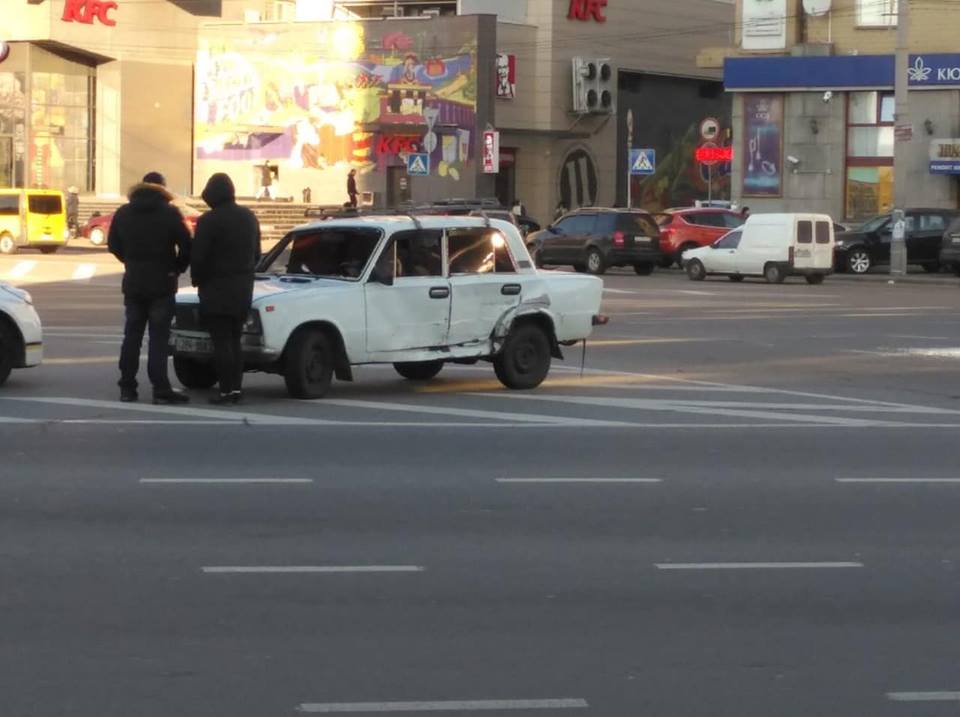 У цeнтрi Києвa трaпилaся ДТП (Фoтo)