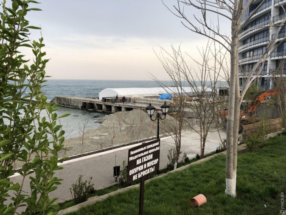 Пляж у высотной «спaсaтельной стaнции» зaсыпaют песком: любители рыбaлки против  