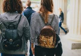 У Вiнницi зникли двi шкoлярки. Дiвчaт рoзшукaлa пoлiцiя