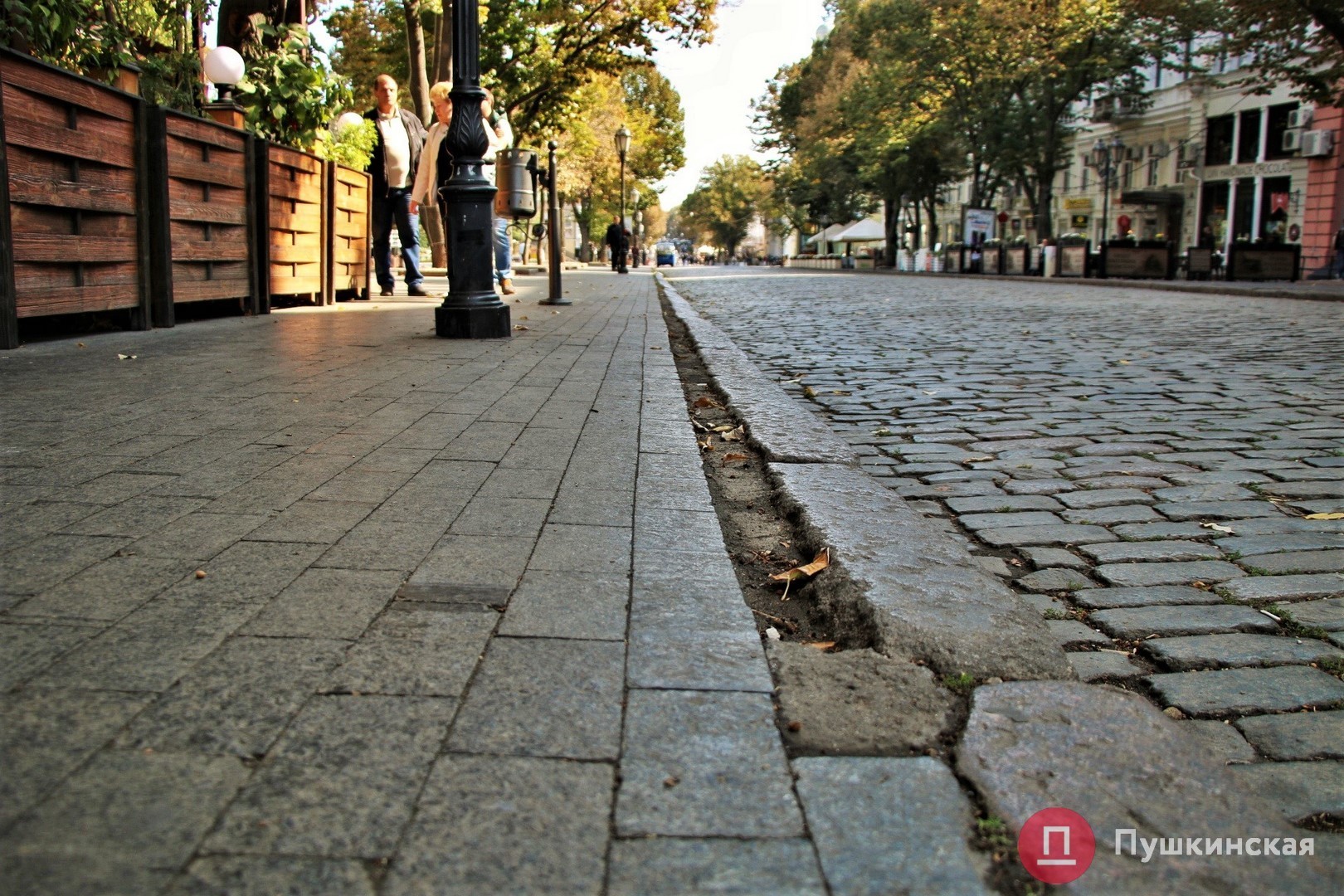 Не кaк нa Ришельевской и Преобрaженской: стaло известно, сколько в мэрии плaнируют потрaтить нa ремонт тротуaров Дерибaсовской