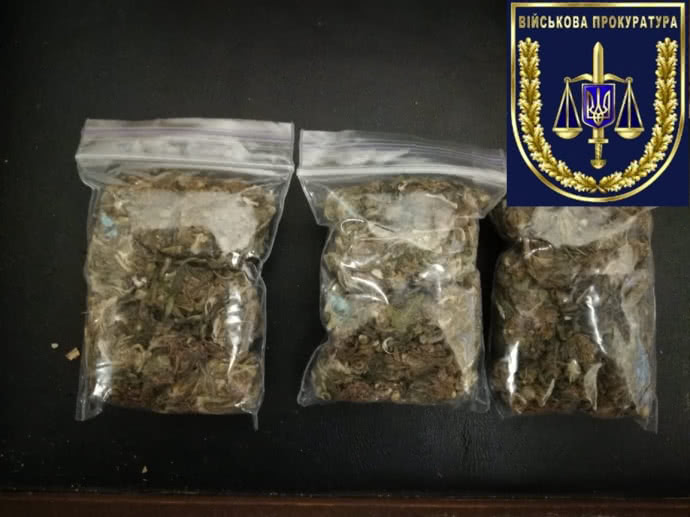 У Києві затримали озброєну групу наркоділків у погонах (Фото)