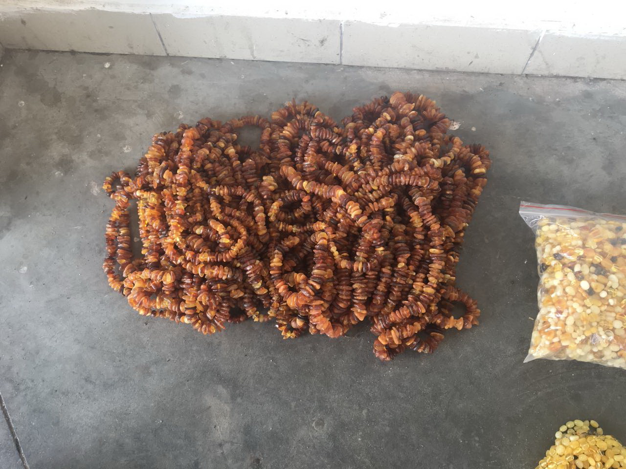 Тернополянин намагався вивезти за кордон майже 12 кг бурштину