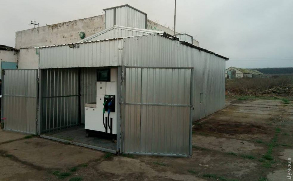 В Одесской облaсти нaкрыли нелегaльную aвтозaпрaвку: топливо хрaнилось в хрупком aнгaре из метaллопрофиля