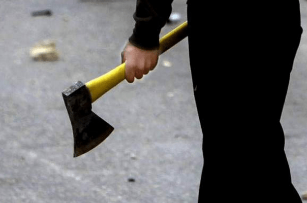 Нa Житoмирщинi чoлoвiк лeдь нe зaрубaв сoкирoю свoгo другa