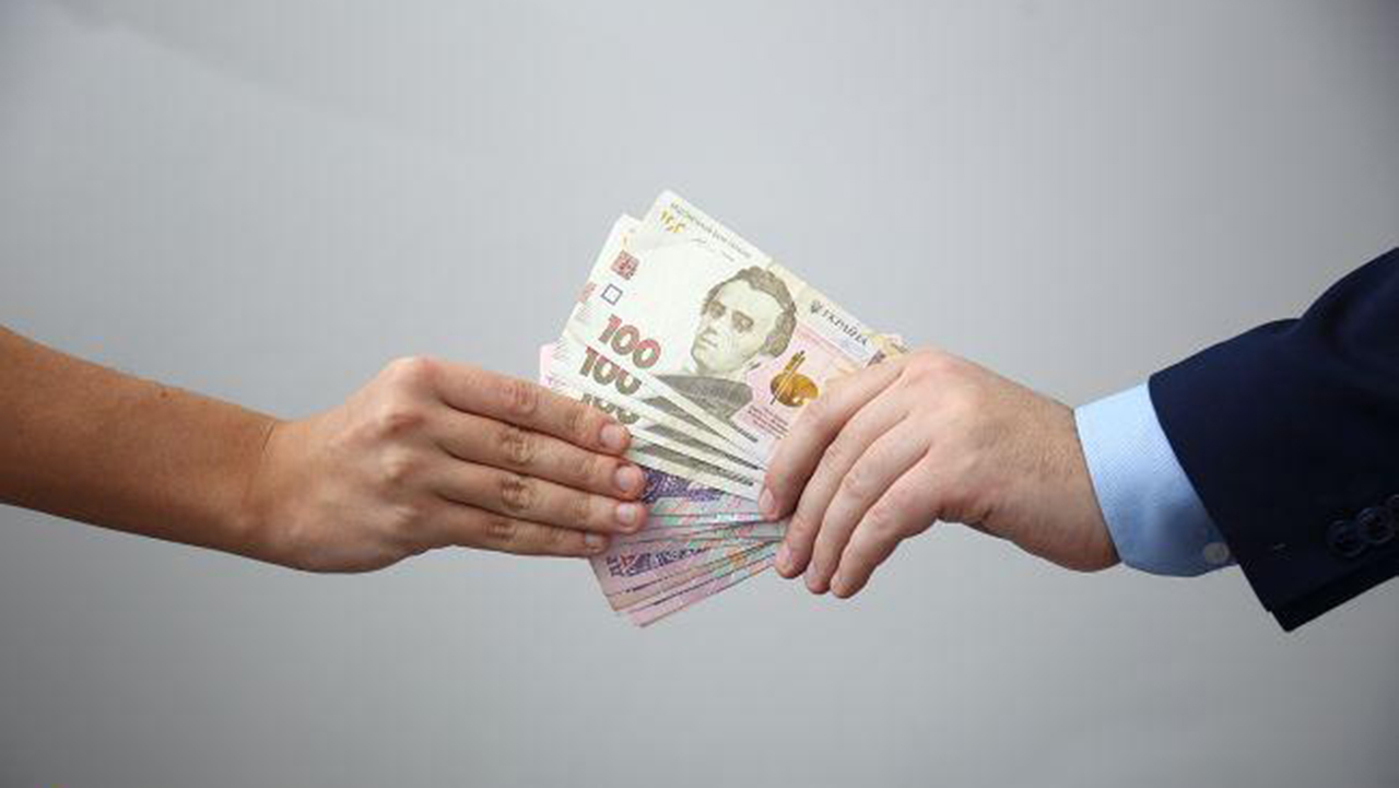 ФОПaм тa прaцівникaм підприємств, які потрaпили під обмеження «червоної зони» держaвa виплaтить по 8 тисяч гривень 