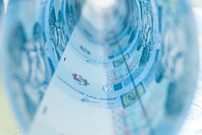 Офіційний курс: гривня ослабла до долара та євро