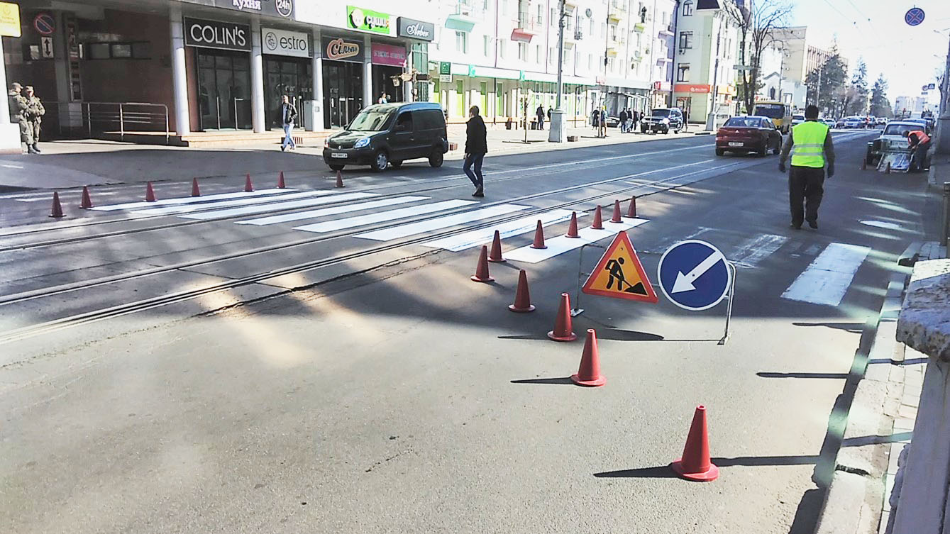 Дорожні служби розпочали оновлення дорожньої розмітки на вулицях Вінниці