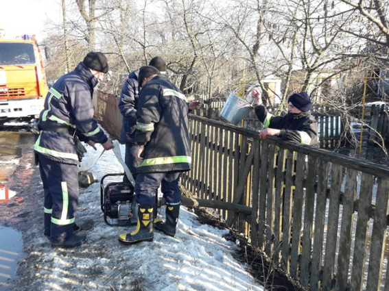 На Хмельниччині тала вода підтопила хати