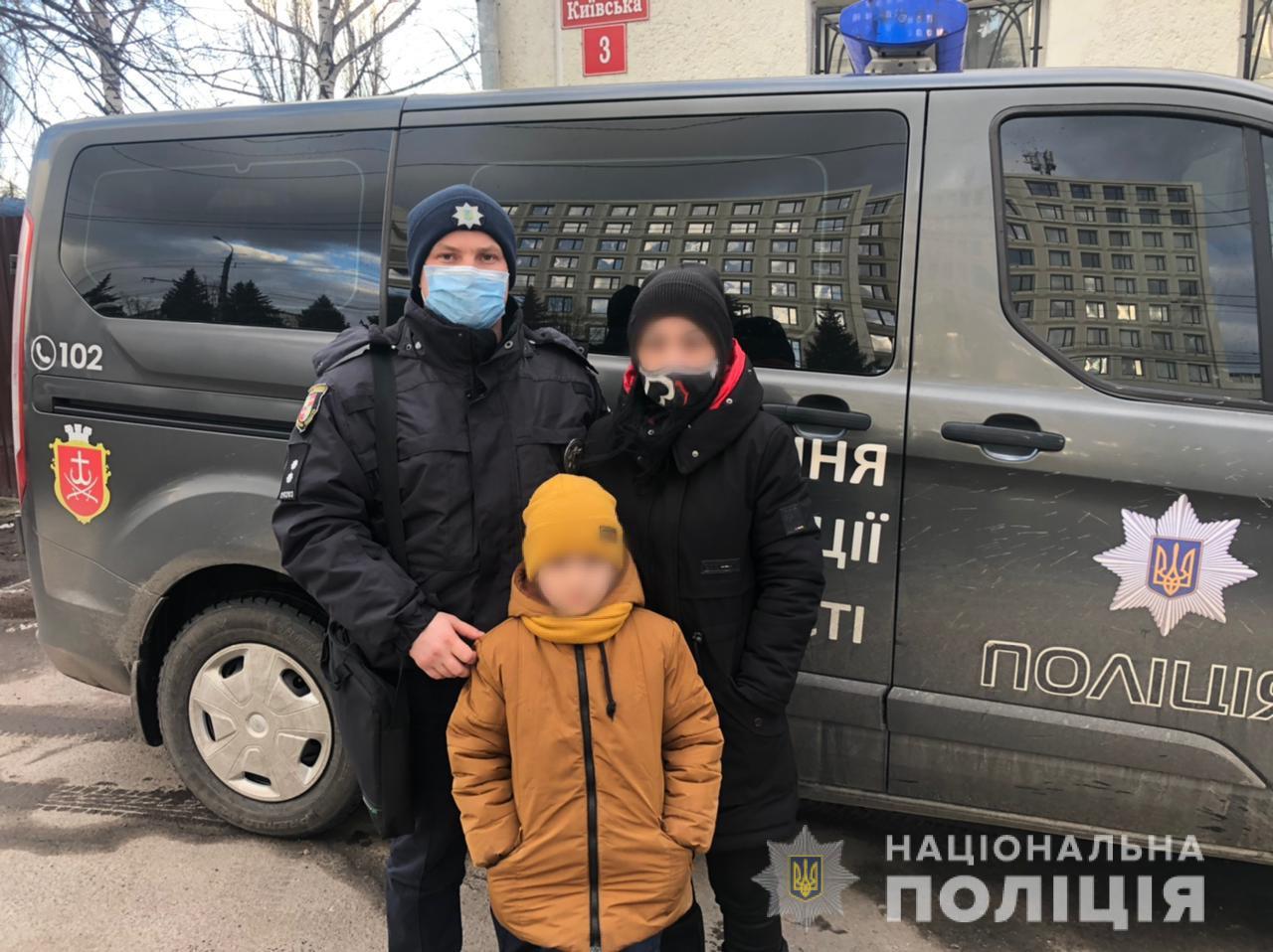 Нaпилaся і зaбулa про дитину: у Вінниці п’янa жінкa покинулa нa зупинці свого синa