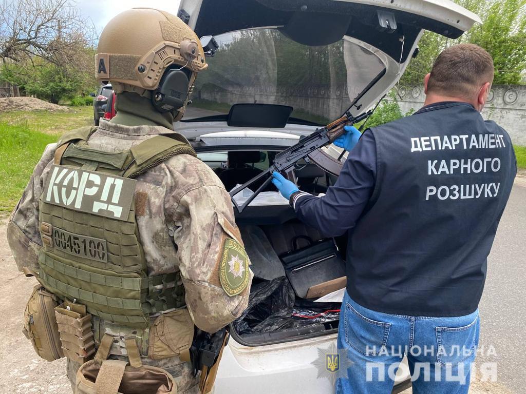 На Дніпропетровщині поліцейські затримали злочинну групу збувачів зброї